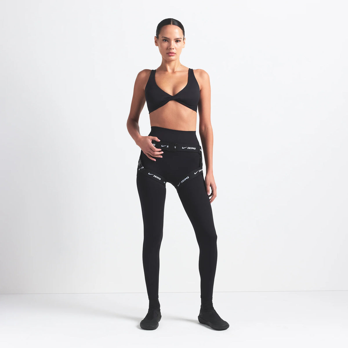 NikeSKIMS MATTE TWIST-FRONT BRA | OBSIDIAN