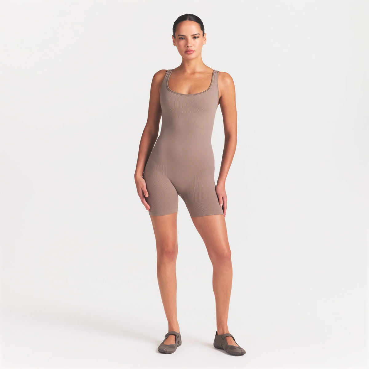 NikeSKIMS RIBBED SEAMLESS SCOOP 5" ONE PIECE | DRIFTWOOD